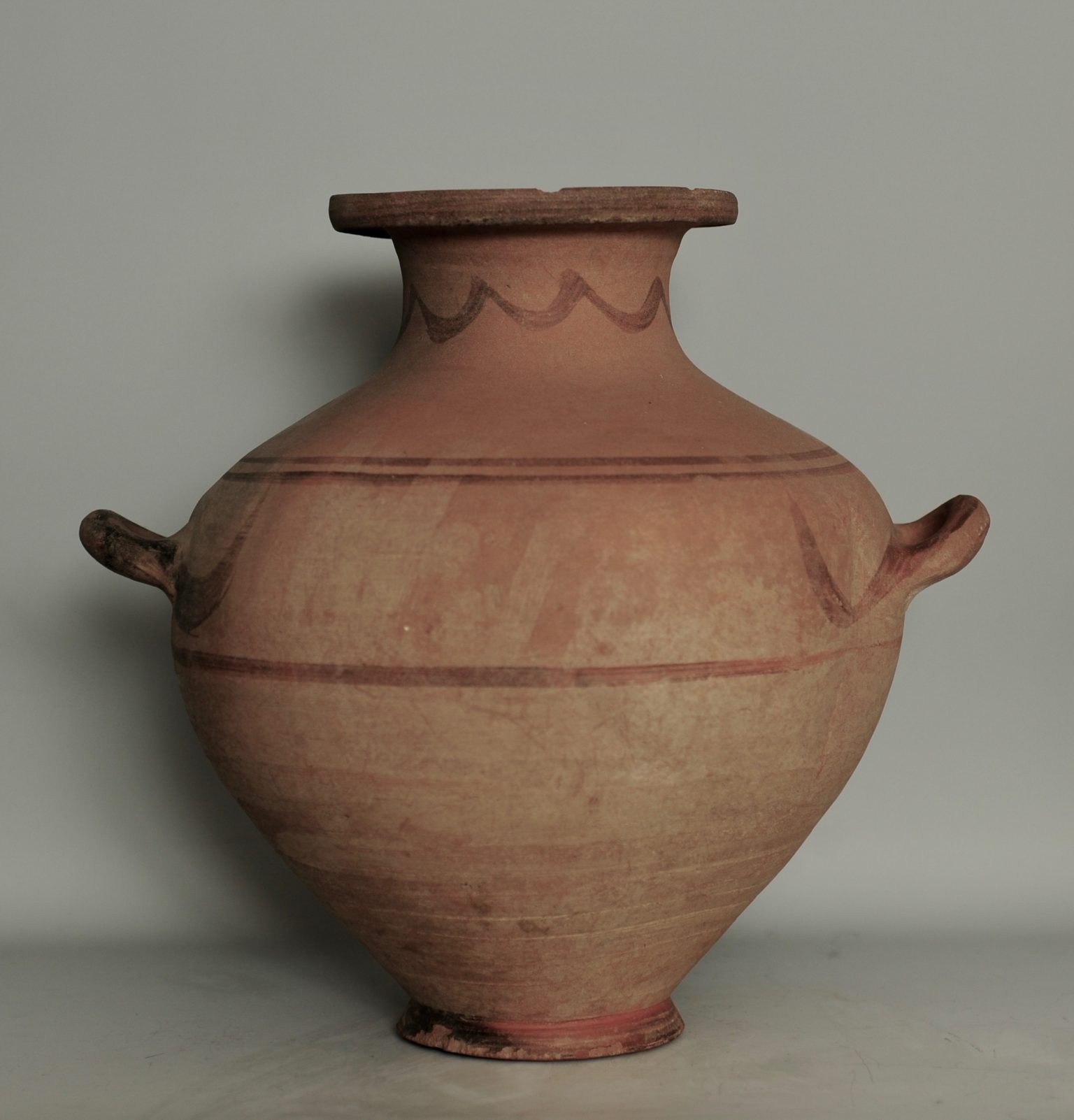 A Hydria with Line Decoration