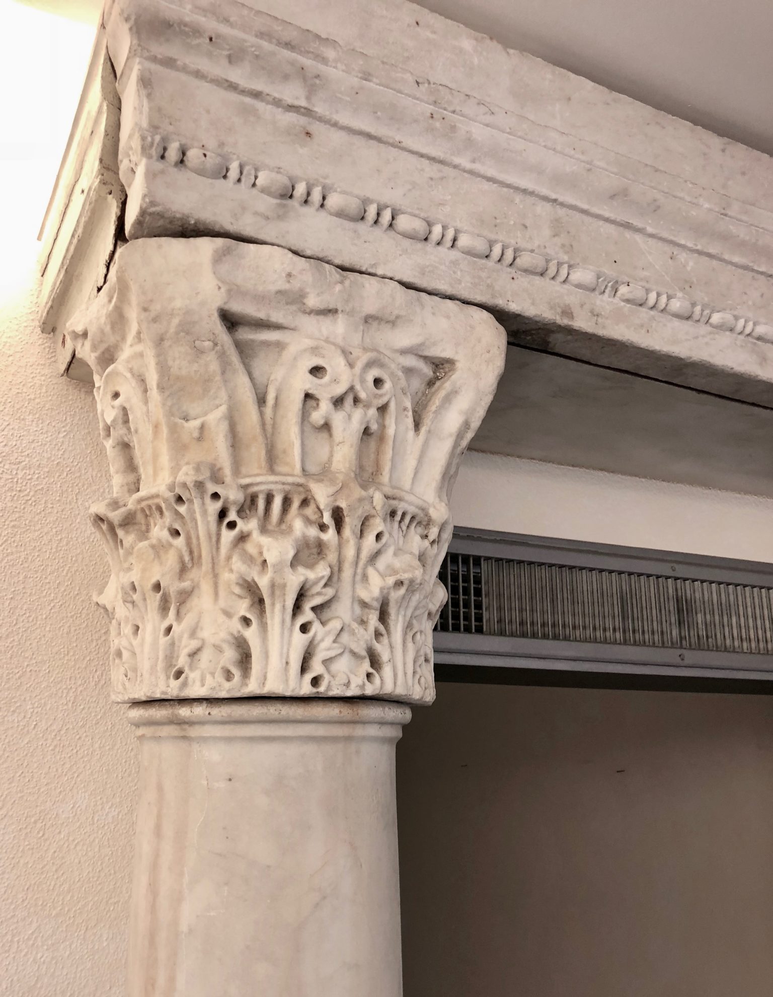 Roman capital of Corinthian type