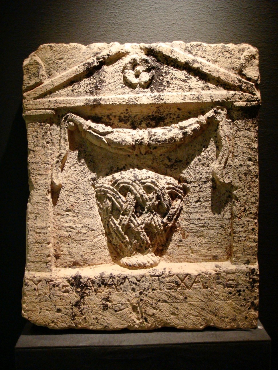 Naiskos type stele