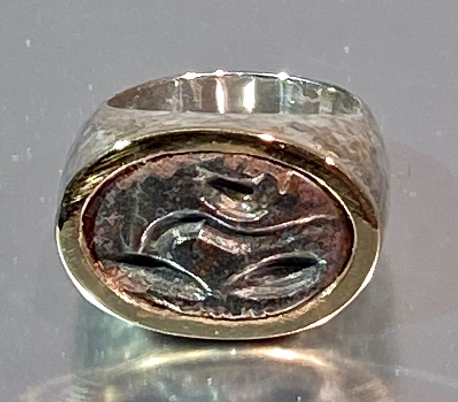 Finger ring with an engraved floral bezel