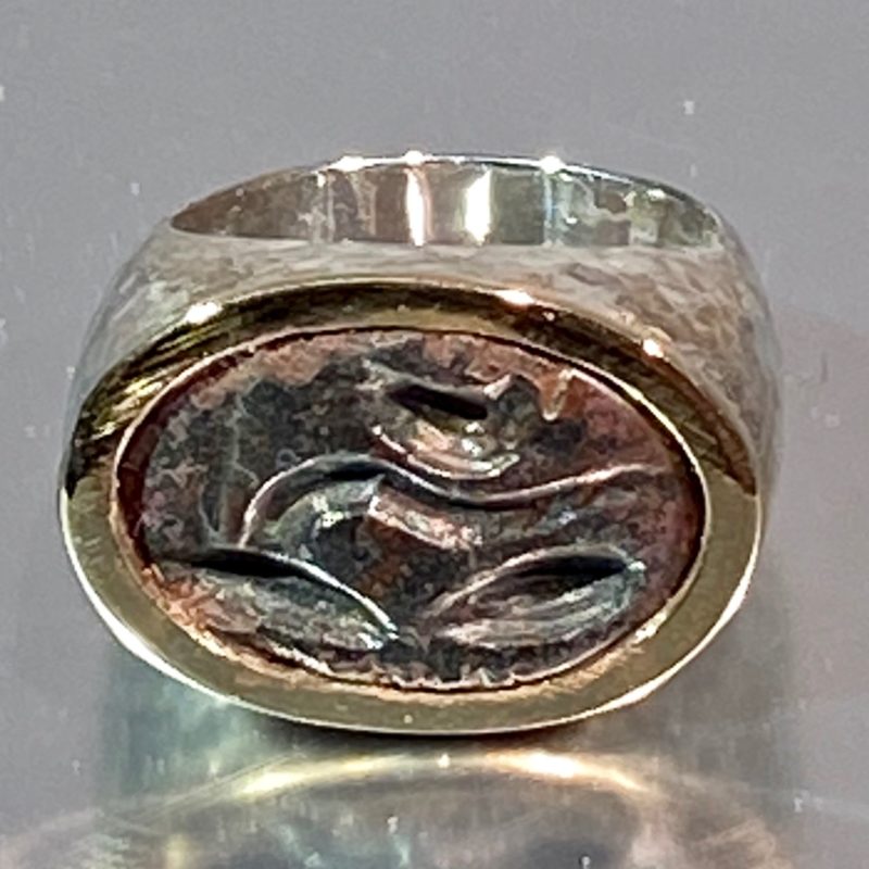 Finger ring with an engraved floral bezel
